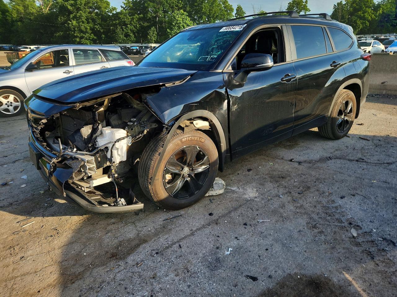 2025 Toyota Highlander Hybrid XLE Nightshade, VIN 5TDKBRCH1SS649461 — Front end