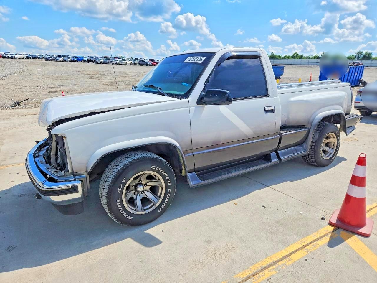 1997 Chevrolet Silverado 1500, VIN 1GBEC14R5VZ121979 — Front end