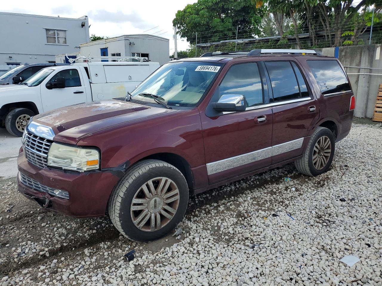 2010 Lincoln Navigator, VIN 5LMJJ2H51AEJ01395 — Front end