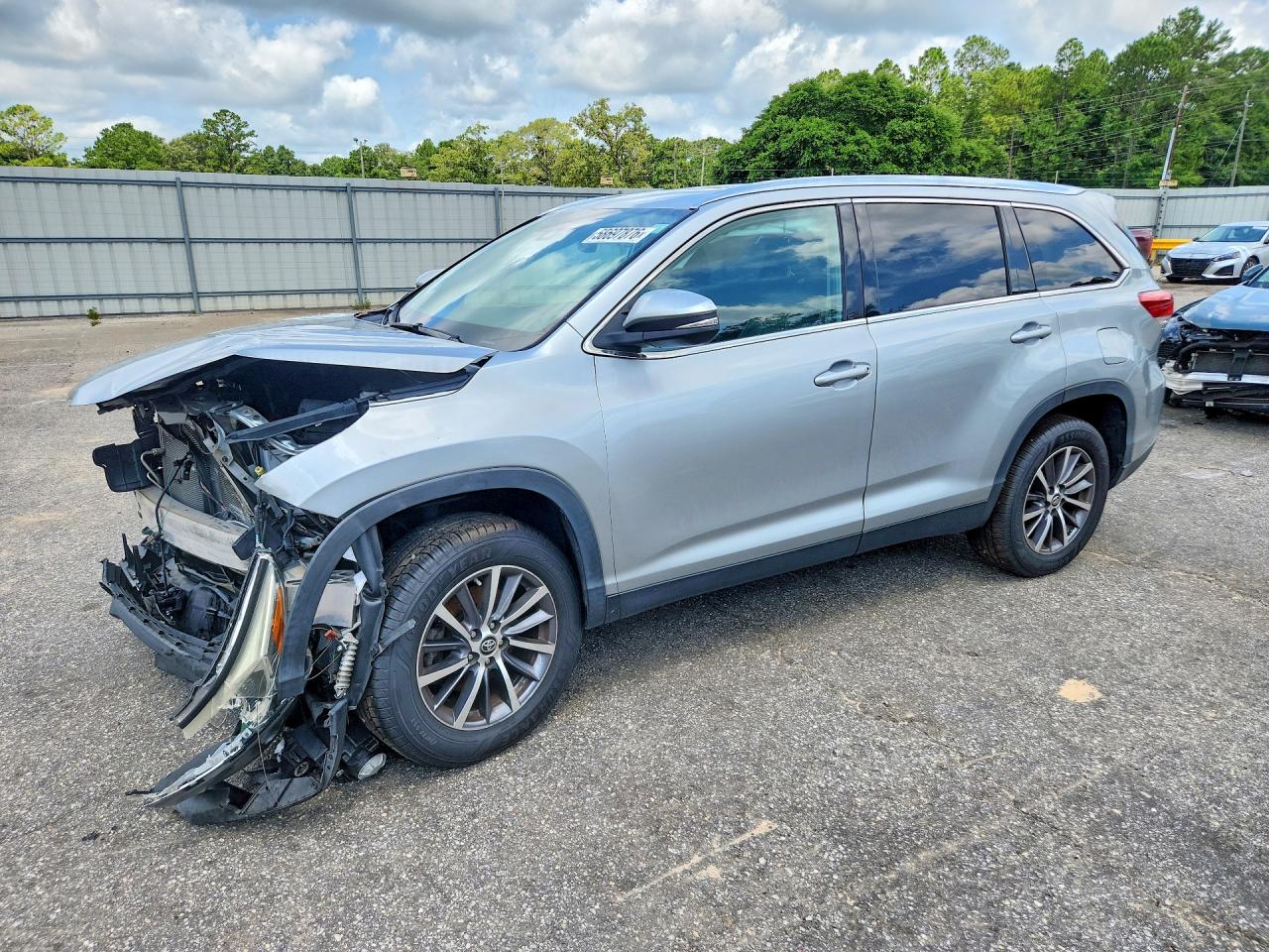 2019 Toyota Highlander XLE, VIN 5TDKZRFH4KS552410 — Front end