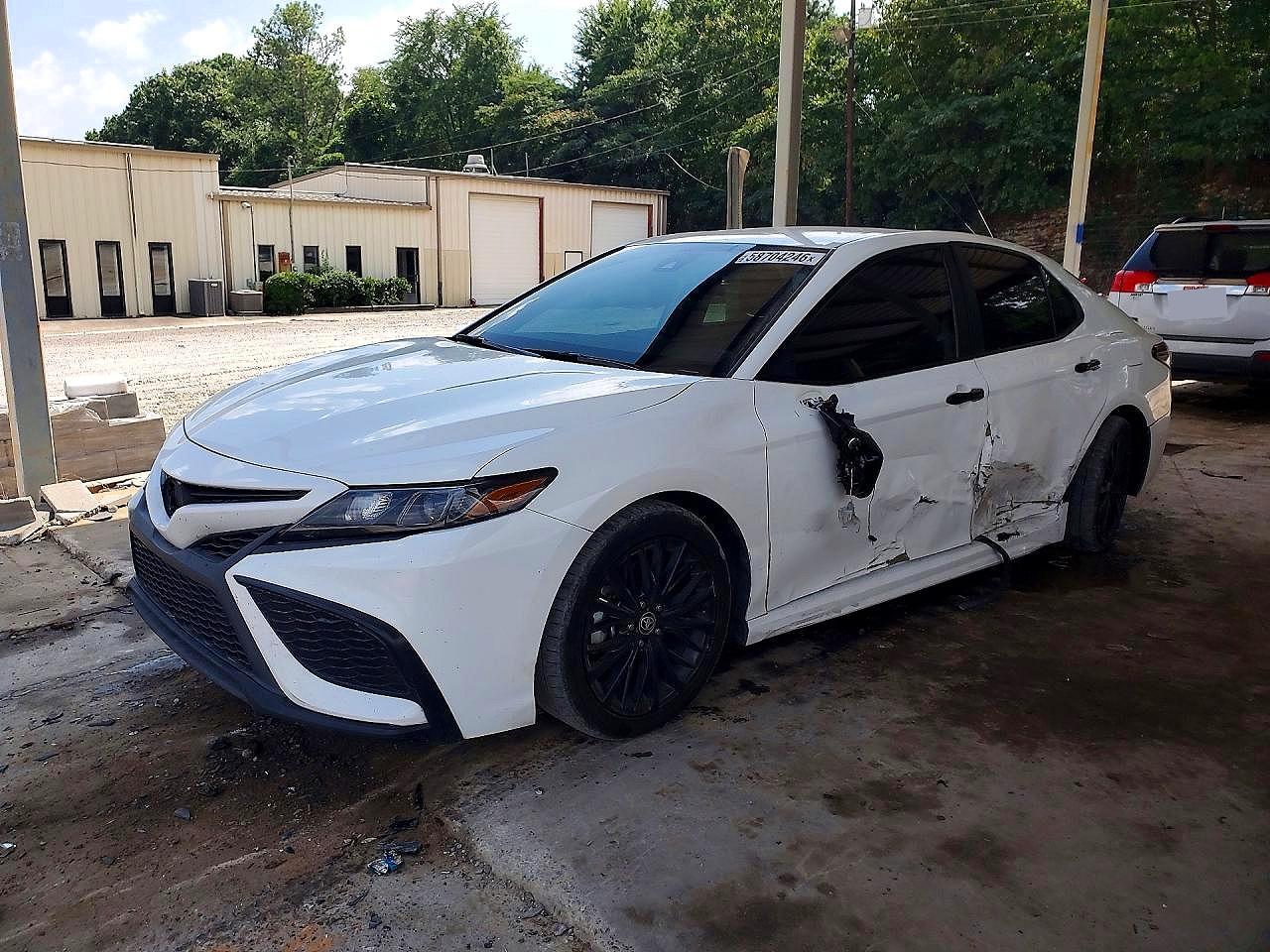 2021 Toyota Camry SE, VIN 4T1T11AKXMU481580 — Бок