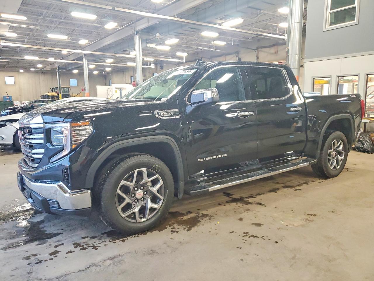 2023 GMC Sierra 1500 SLT, VIN 3GTUUDED2PG294211 — Перед