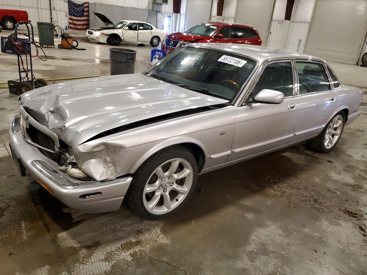 2000 Jaguar XJ Supercharged, VIN SAJDA15B8YMF03038 — Front end