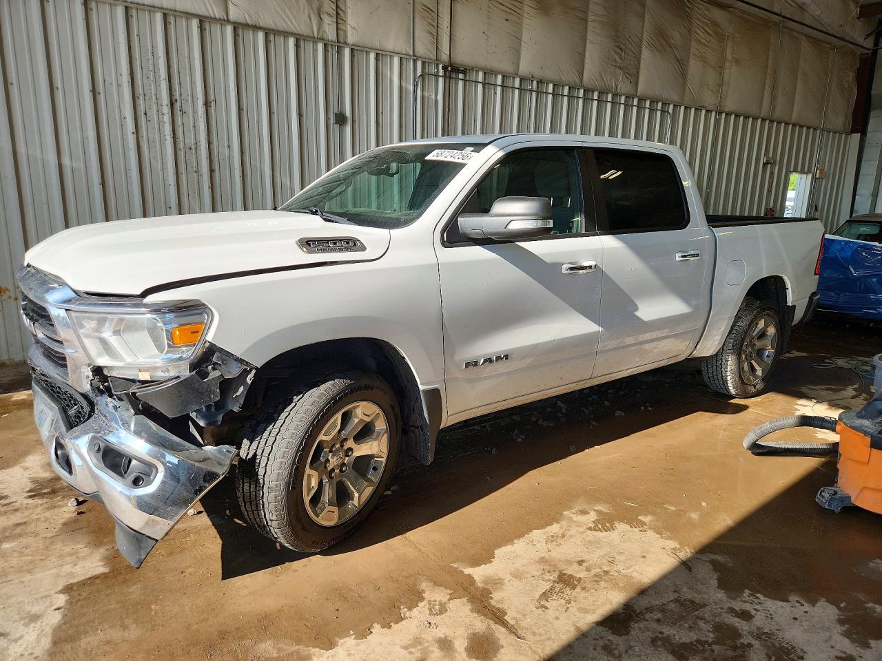 2019 Ram 1500 Big Horn, VIN 1C6SRFFT6KN565112 — Перед