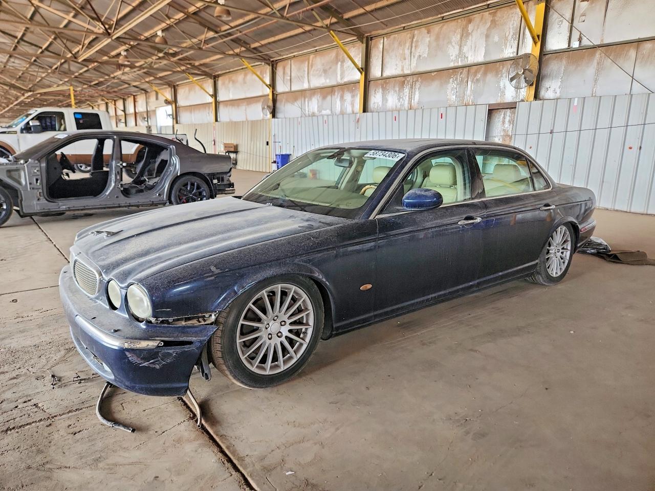2006 Jaguar XJ 8 LWB, VIN SAJWA79B66SH07514 — Minor dents and scratches