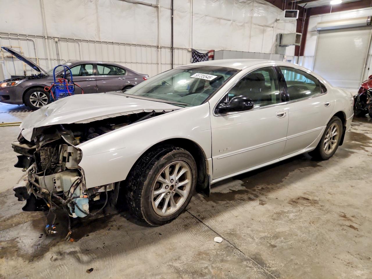 2000 Chrysler LHS, VIN 2C3HC56G1YH320936 — Перед