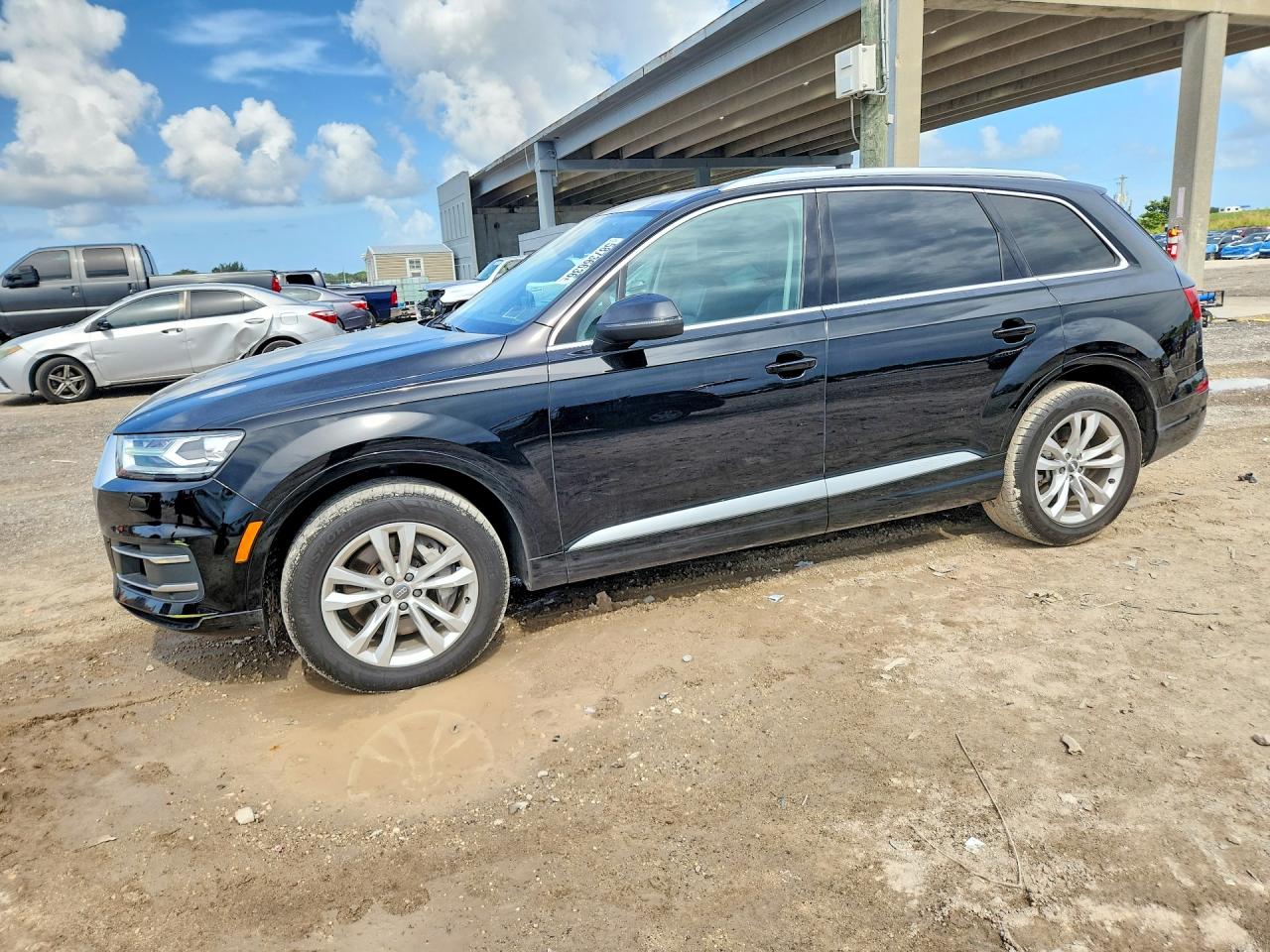 2017 Audi Q7 Premium Plus, VIN WA1LAAF70HD048150 — Side