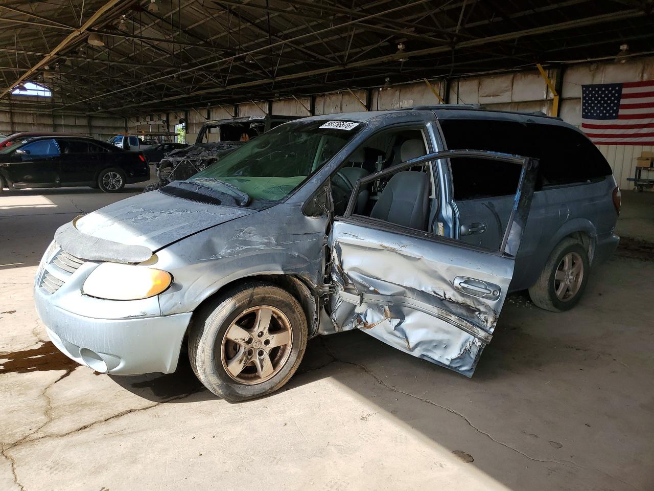 2005 Dodge Caravan SXT, VIN 2D4GP44L95R244896 — Side