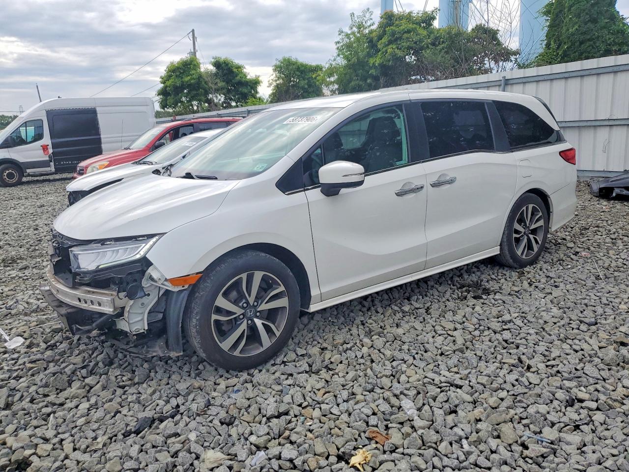2022 Honda Odyssey Touring, VIN 5FNRL6H83NB026077 — Front end