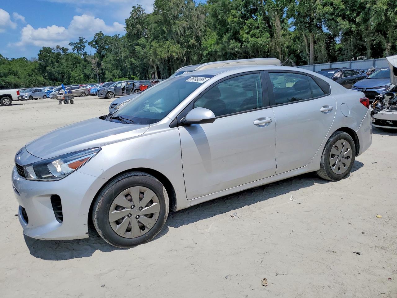 2020 Kia Rio LX, VIN 3KPA24AD3LE308945 — Бок