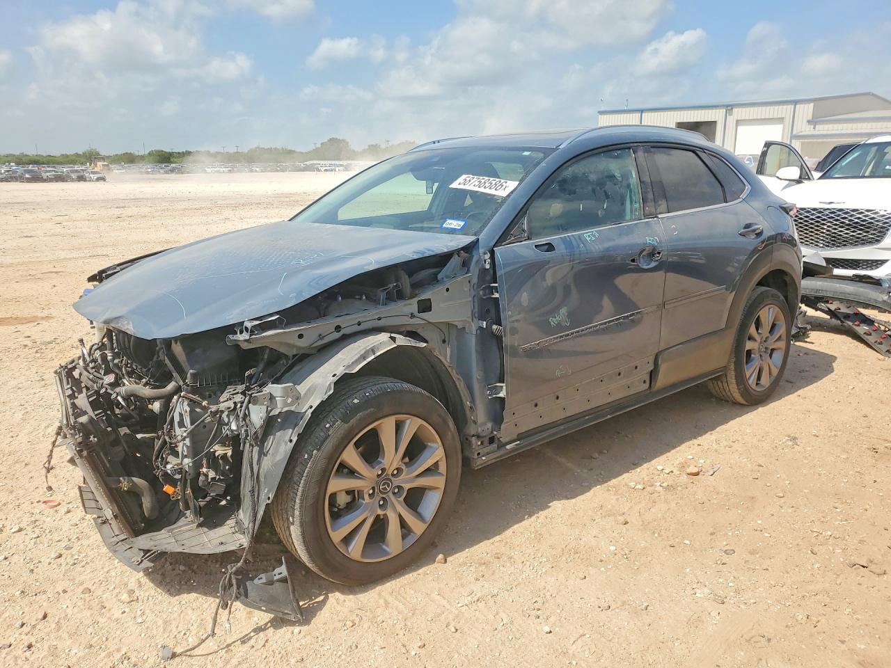 2021 Mazda CX-30 Premium, VIN 3MVDMADL0MM319707 — Front end
