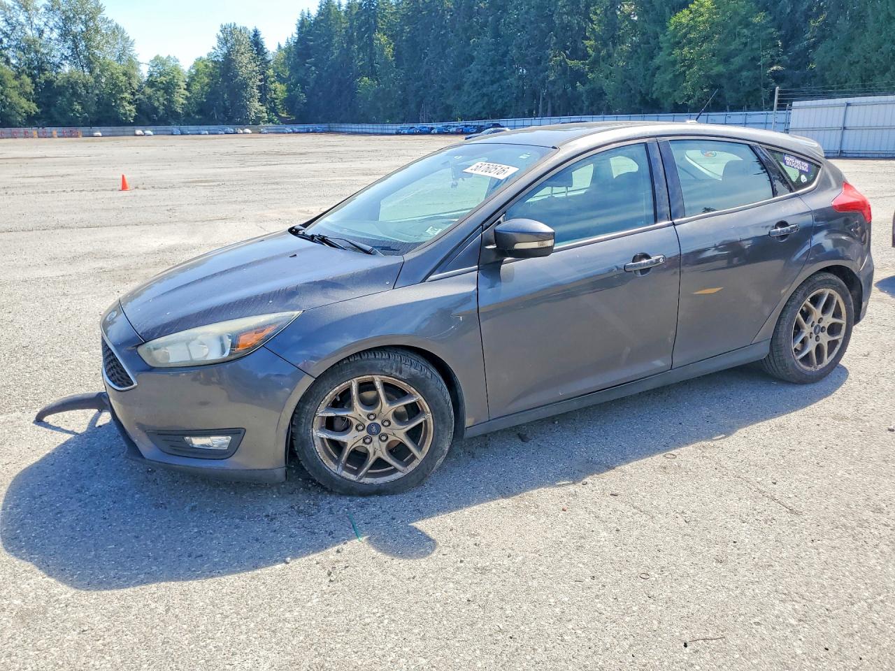 2015 Ford Focus SE, VIN 1FADP3K25FL303821 — Front end