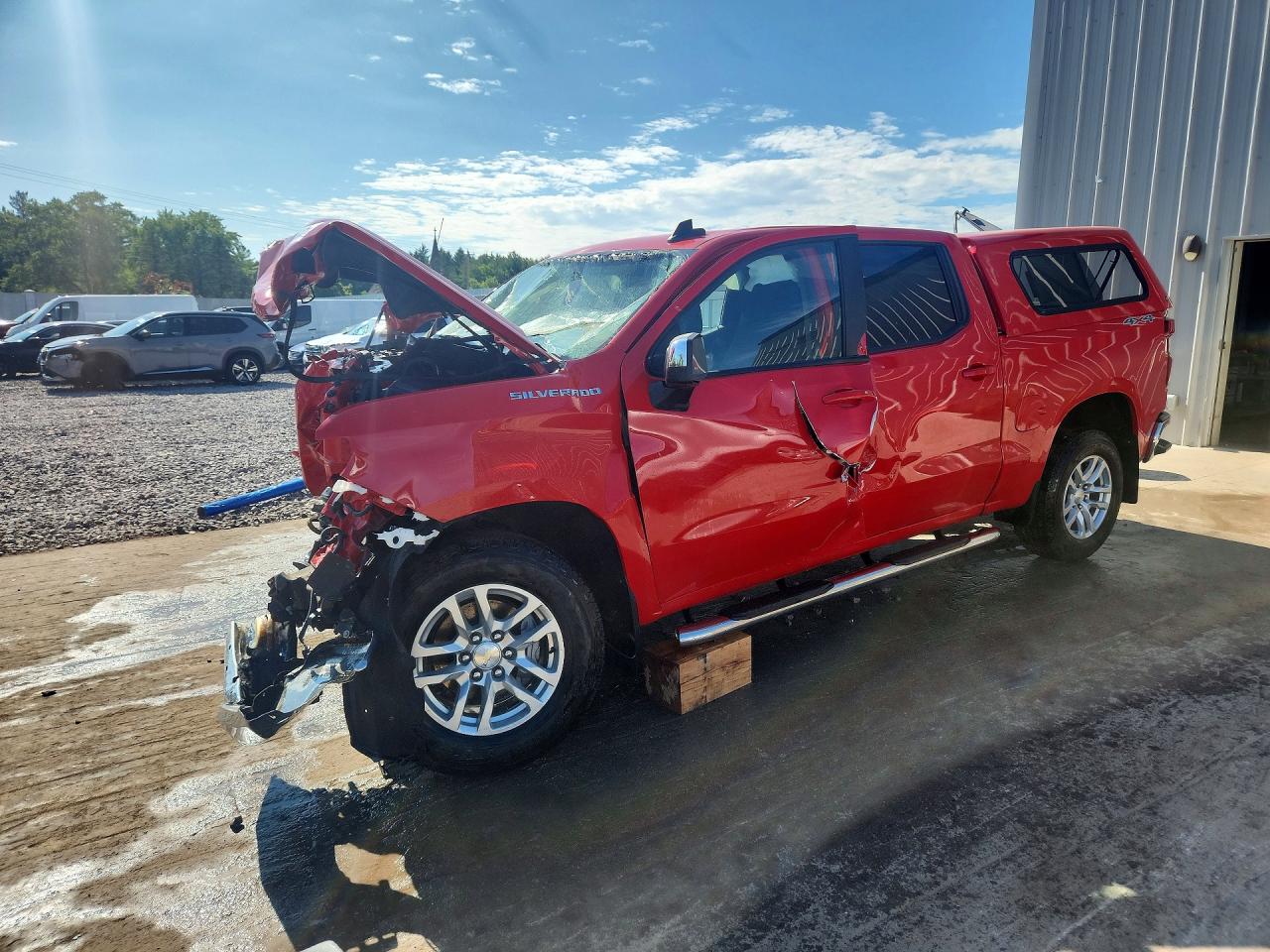 2021 Chevrolet Silverado 1500 LT, VIN 1GCUYDED8MZ381658 — Front end