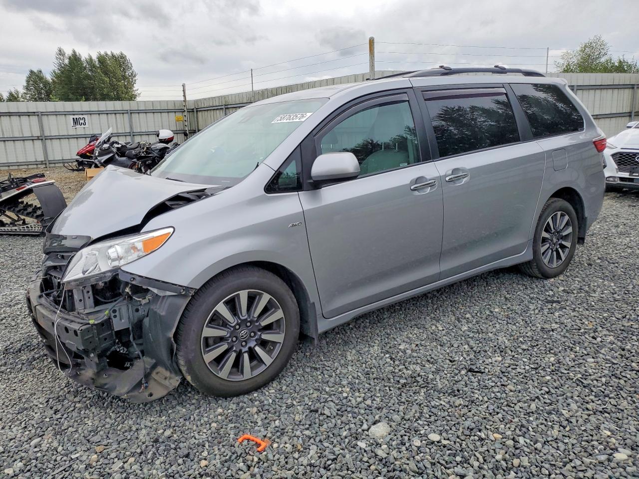 2018 Toyota Sienna XLE, VIN 5TDDZ3DC3JS206294 — Front end