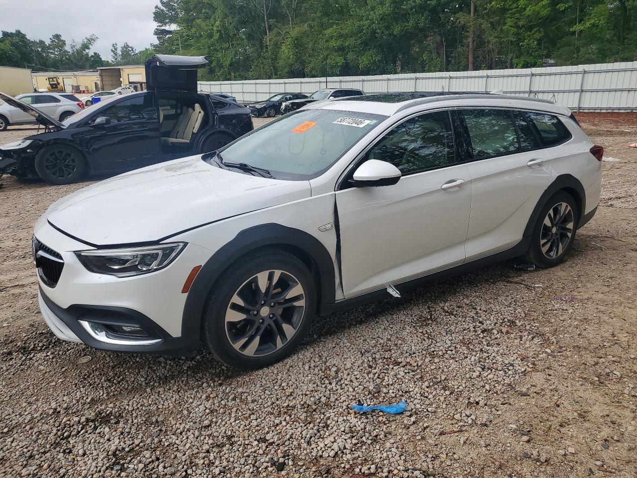 2018 Buick Regal Preferred, VIN W04GU8SX4J1128842 — Side
