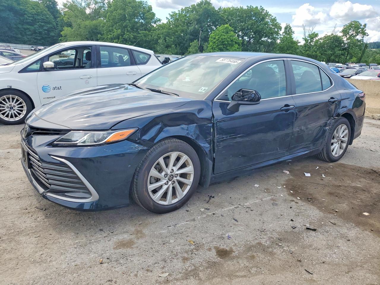 2021 Toyota Camry LE, VIN 4T1C11BK6MU045727 — Бок