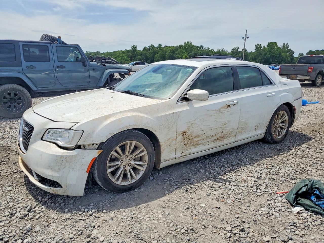 2017 Chrysler 300 Limited, VIN 2C3CCAAG9HH655615 — Перед