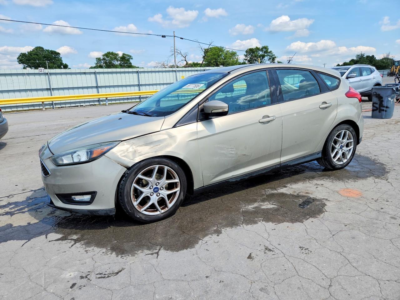 2015 Ford Focus SE, VIN 1FADP3K21FL360565 — Front end