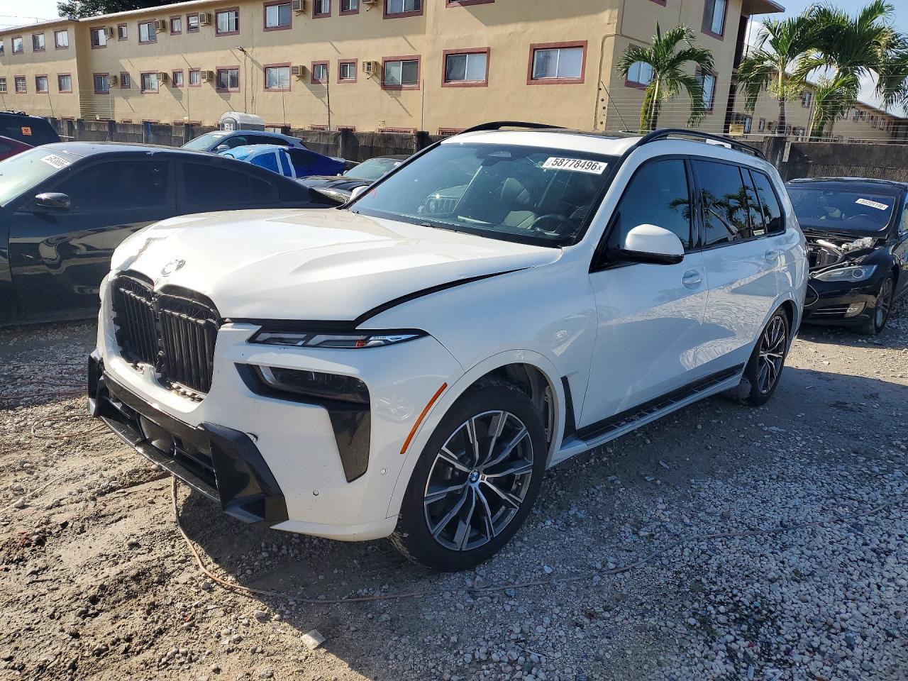 2025 BMW X7 xDrive40i, VIN 5UX23EM09S9W48991 — Front end