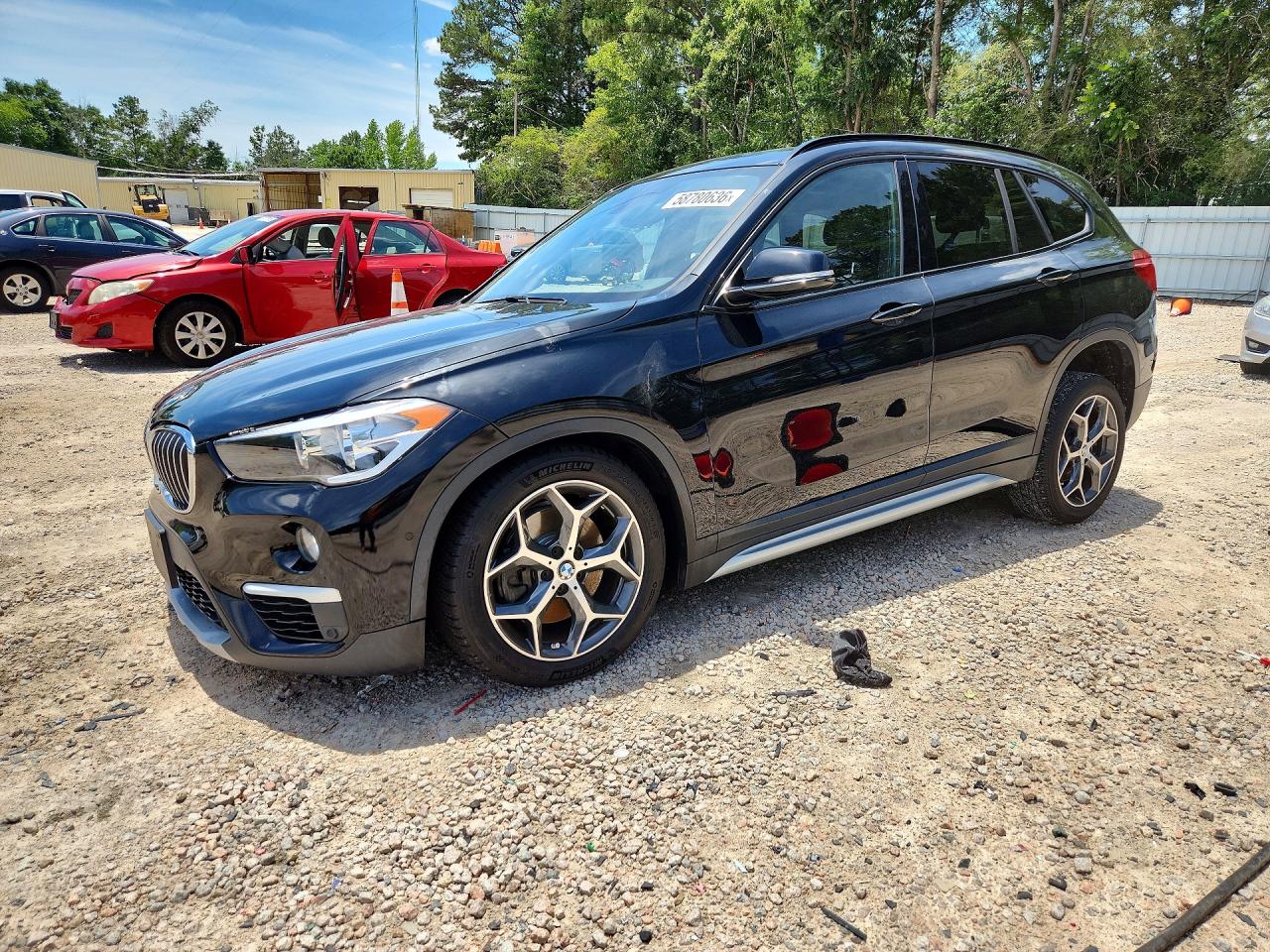2017 BMW X1 sDrive28i, VIN WBXHU7C35H5H37964 — Перед