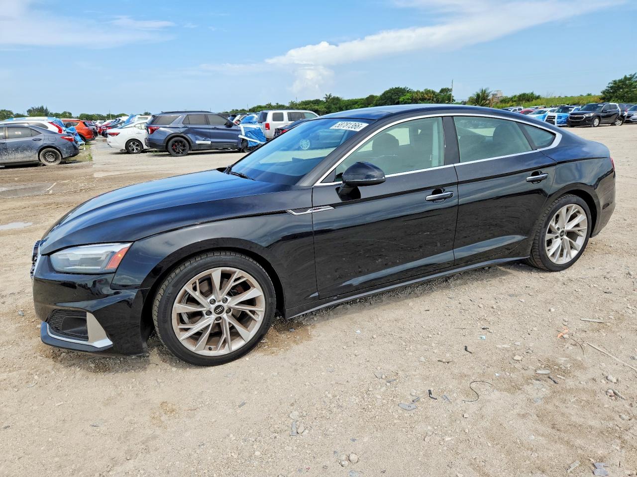 2022 Audi A5 Sportback Premium, VIN WAUABCF54NA032967 — Бок