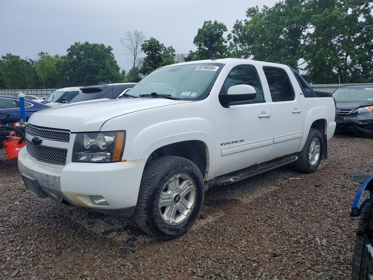 2010 Chevrolet Avalanche LT, VIN 3GNVKFE08AG238677 — Undercarriage