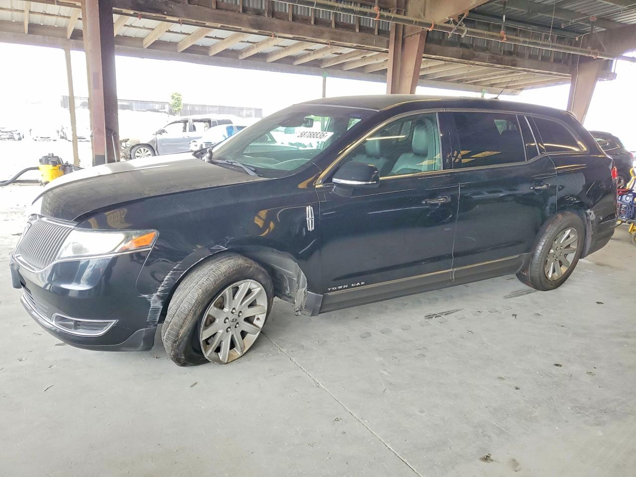 2016 Lincoln MKT, VIN 2LMHJ5NK6GBL00321 — Front end