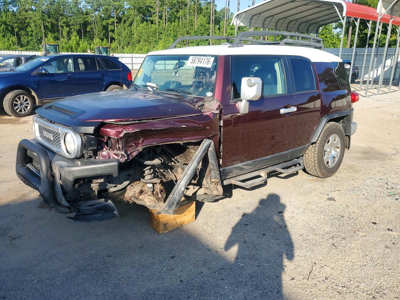 2007 Toyota FJ Cruiser, VIN JTEZU11F370016509 — Front end