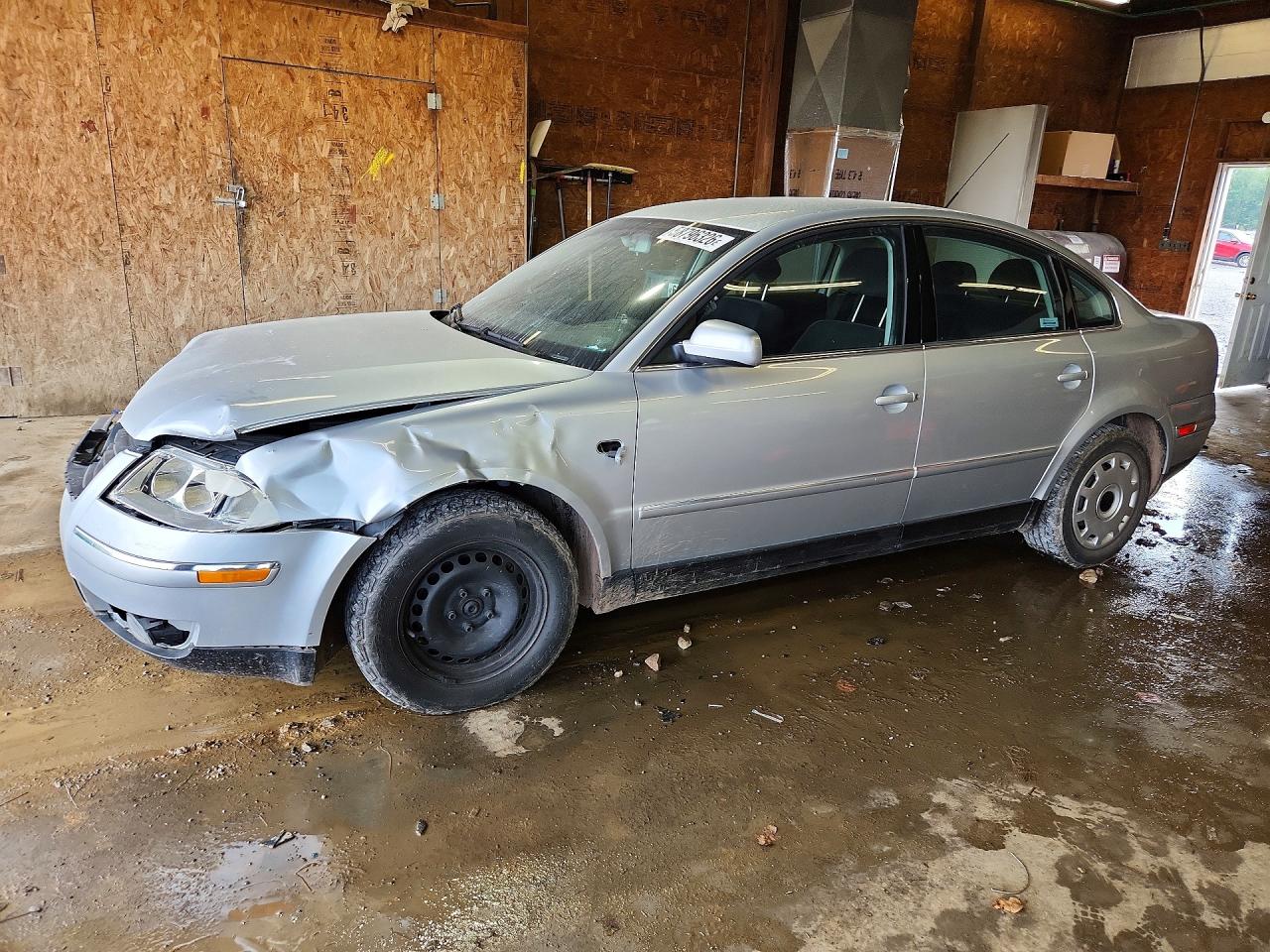 2002 Volkswagen Passat GLS, VIN WVWPD63BX2P349129 — Front end