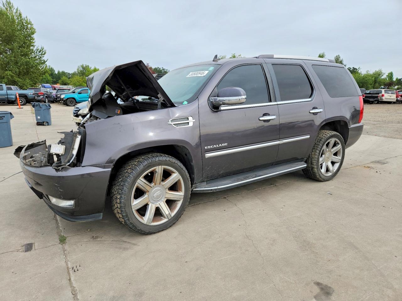 2011 Cadillac Escalade Luxury, VIN 1GYS4BEFXBR277642 — Front end
