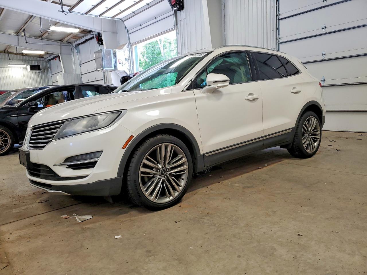 2016 Lincoln MKC Reserve, VIN 5LMTJ3DH2GUJ20860 — Side