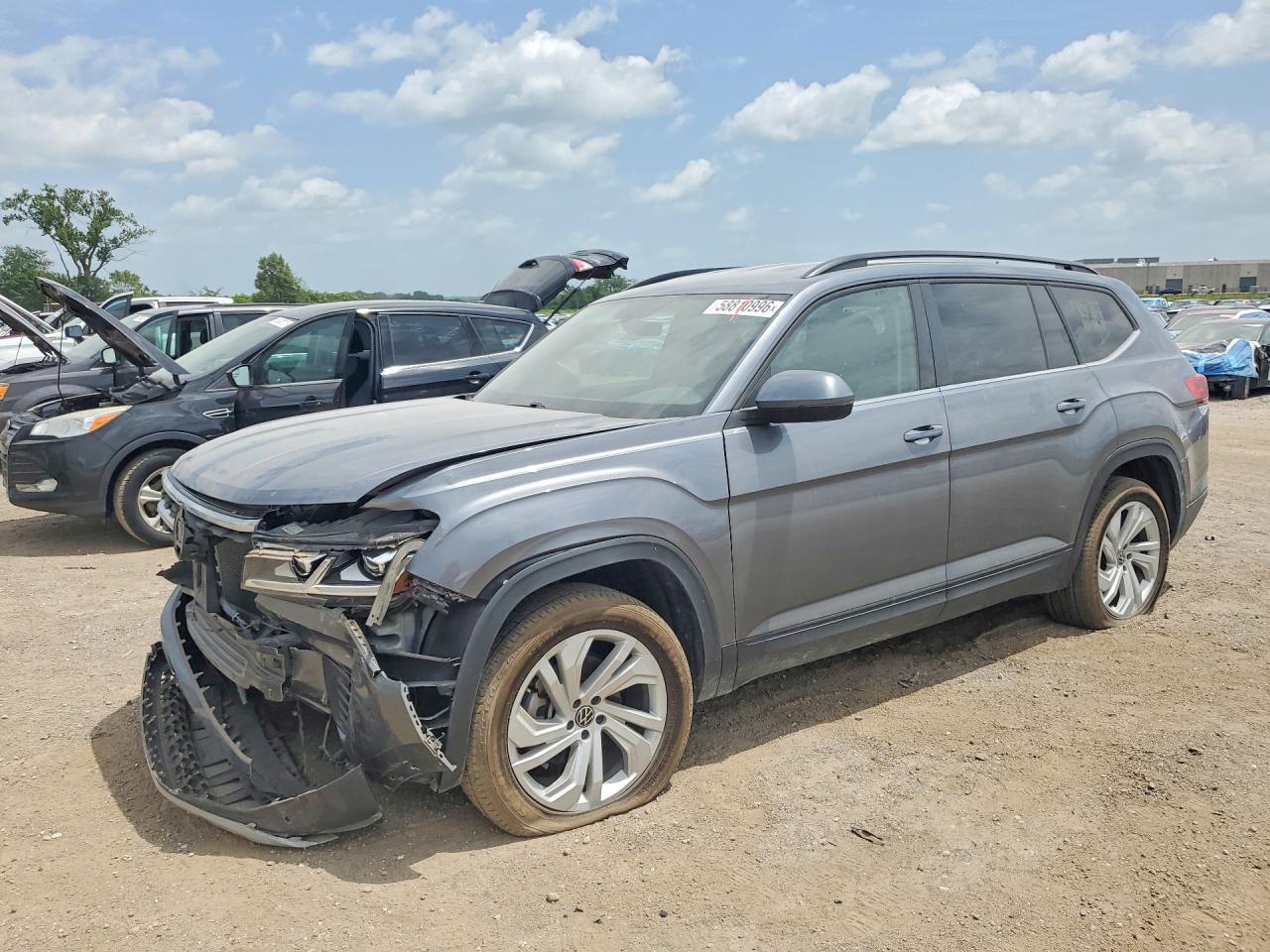 2021 Volkswagen Atlas SE, VIN 1V2HR2CAXMC585875 — Front end
