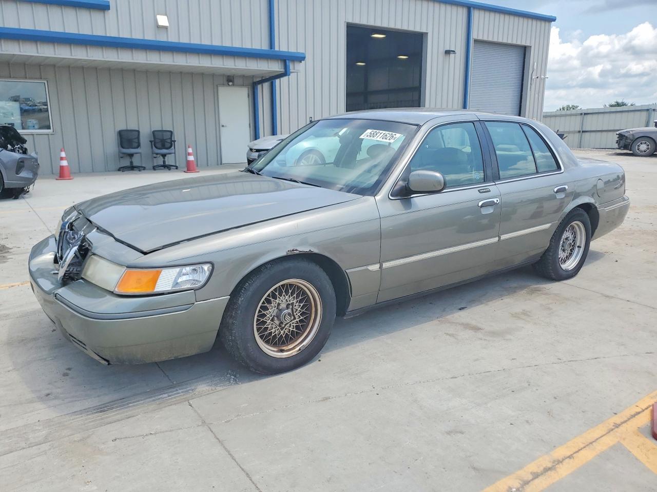 2001 Mercury Grand Marquis LS, VIN 2MEFM75W31X627507 — Front end