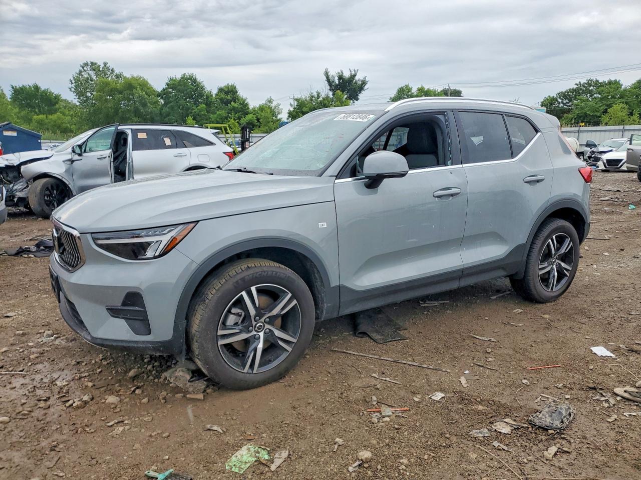 2025 Volvo XC40 Core Bright Theme, VIN YV4L12UJ0S2477704 — Пожар