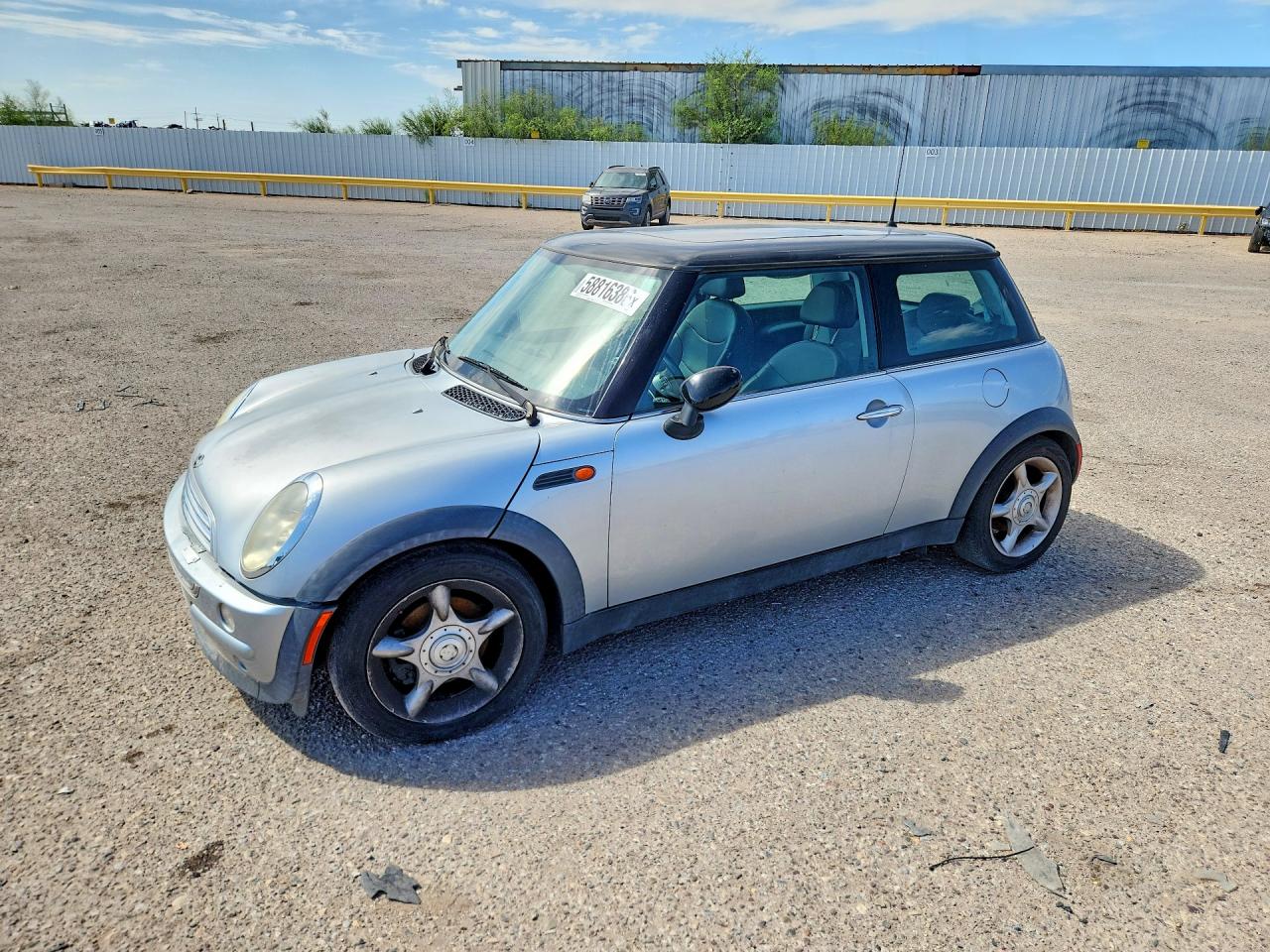 2003 MINI Hardtop, VIN WMWRC33423TE19873 — Зад