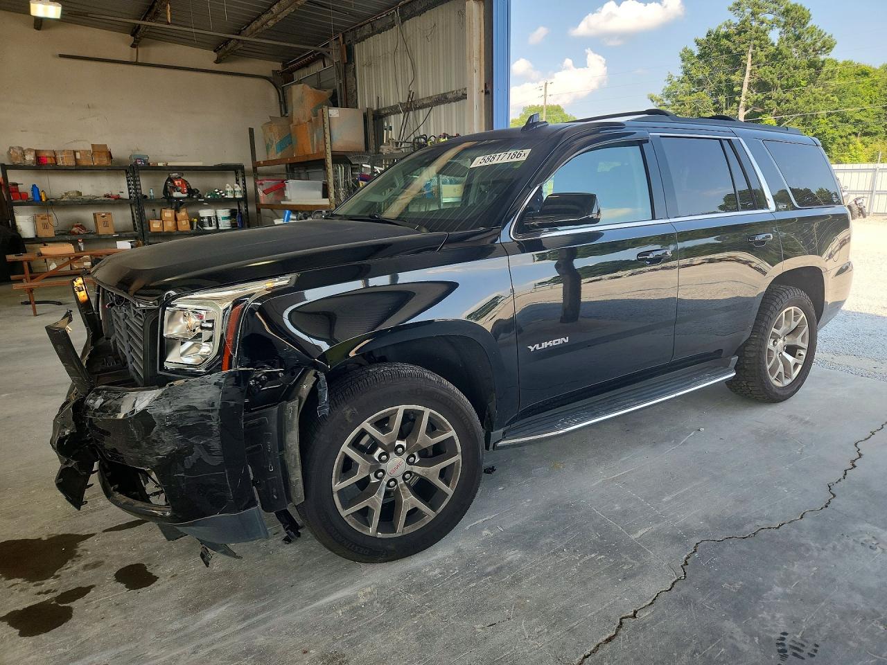2017 GMC Yukon SLT, VIN 1GKS2BKC6HR265071 — Front end