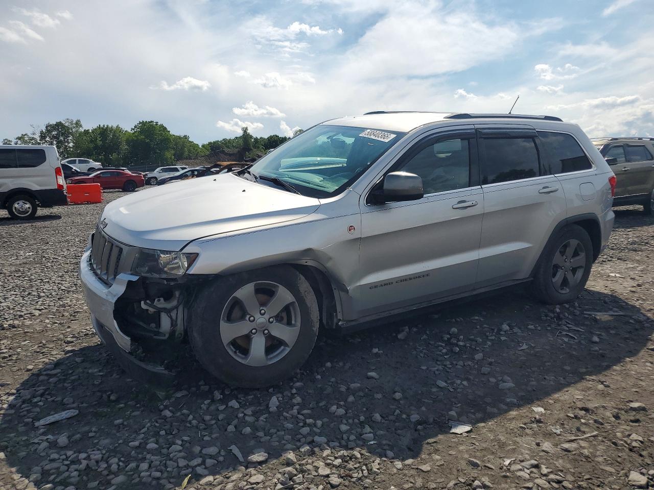 2013 Jeep Grand Cherokee Laredo, VIN 1C4RJFAG2DC576079 — Front end