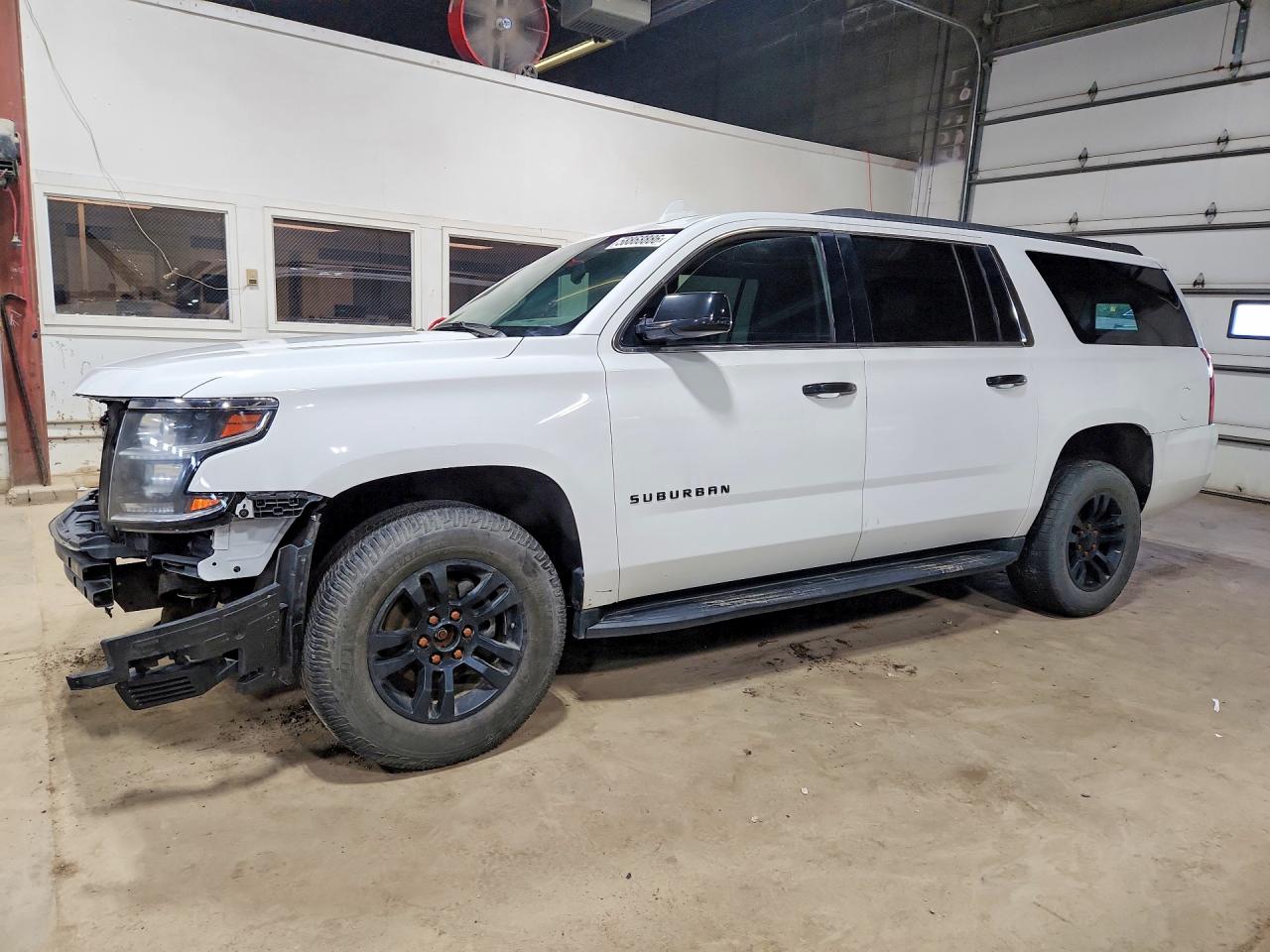 2018 Chevrolet Suburban LT, VIN 1GNSKHKC5JR193646 — Перед
