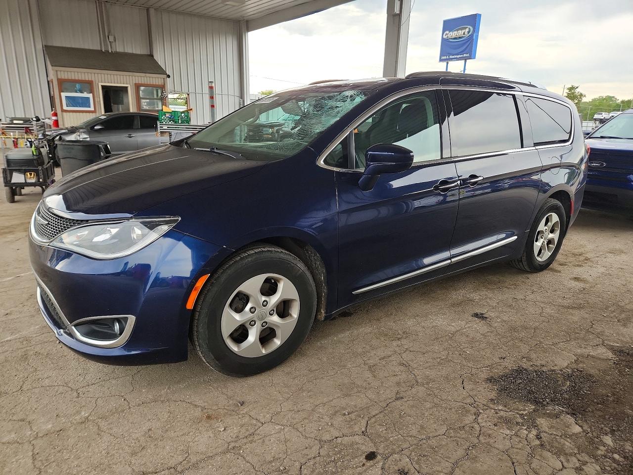 2017 Chrysler Pacifica Touring L Plus, VIN 2C4RC1EG9HR669802 — Auction photo 1 of 4