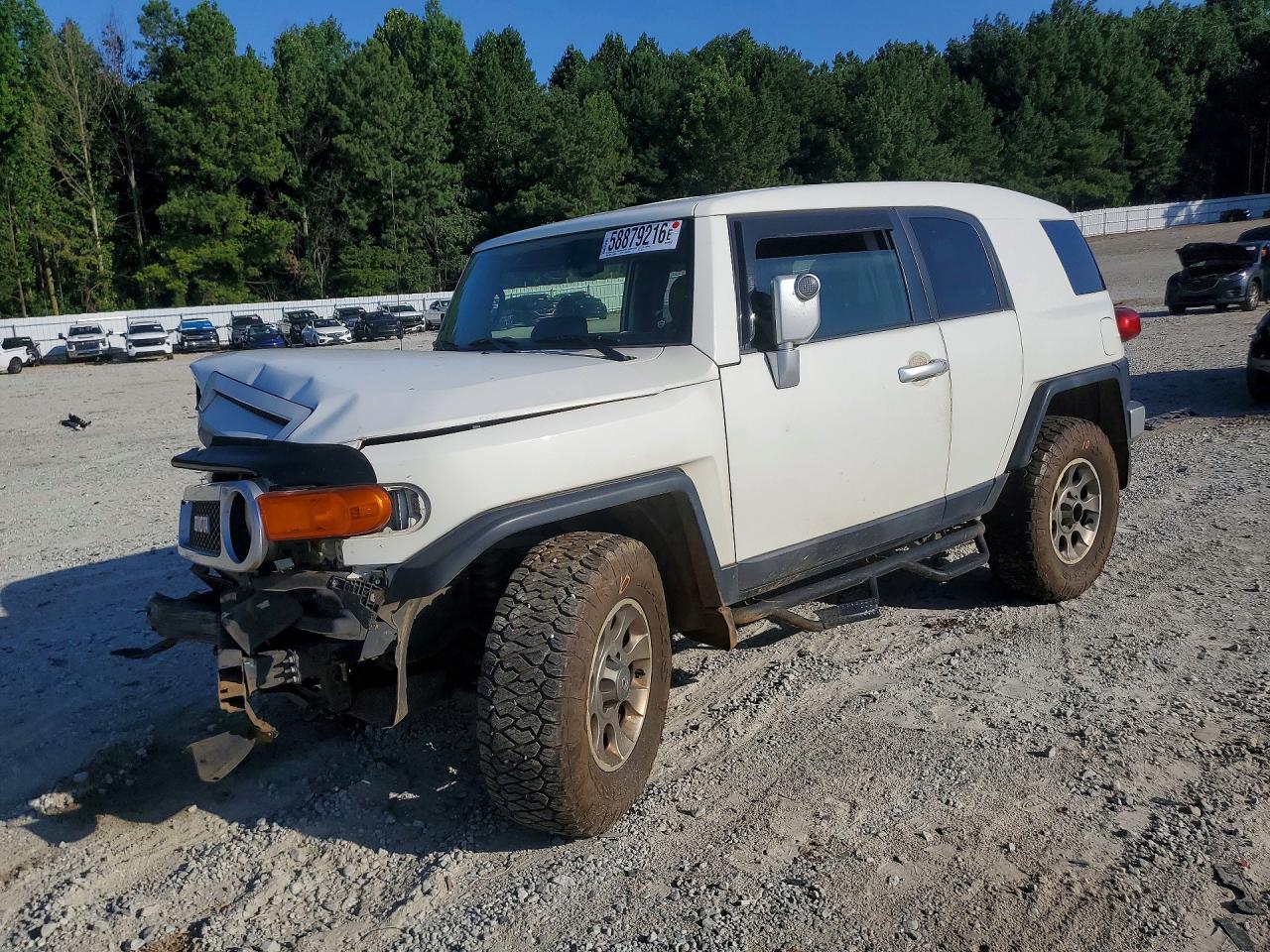 2012 Toyota FJ Cruiser, VIN JTEBU4BF5CK137591 — Front end