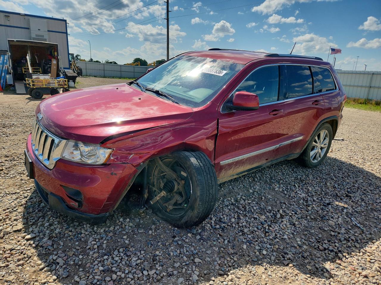 2013 Jeep Grand Cherokee Laredo, VIN 1C4RJFAG8DC607674 — Front end