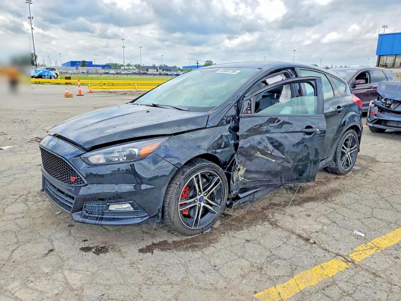 2018 Ford Focus ST, VIN 1FADP3L91JL203719 — Бок