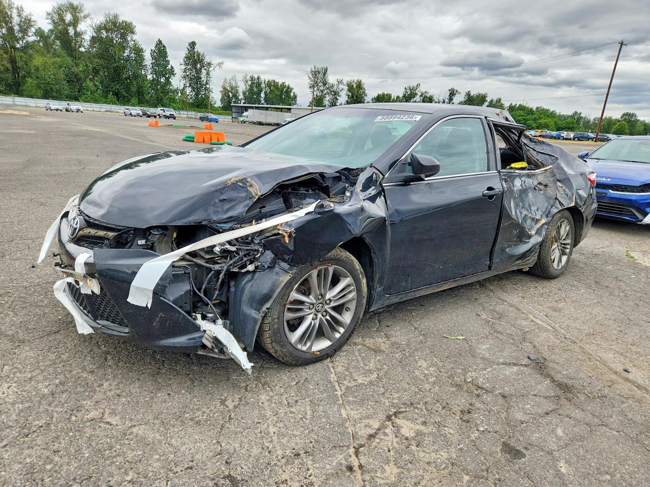 2017 Toyota Camry SE, VIN 4T1BF1FK1HU626775 — Бок