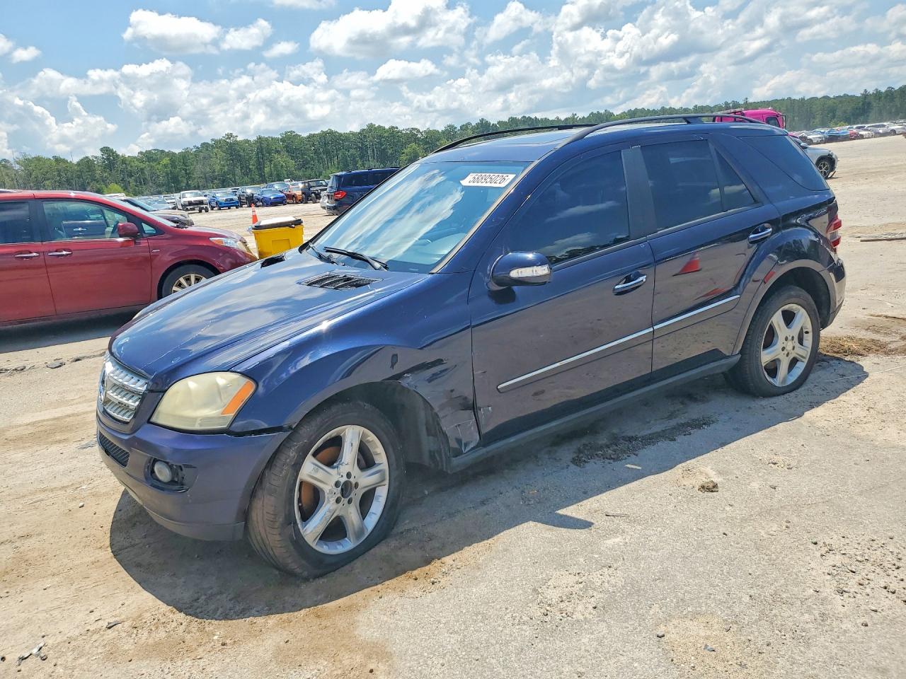 2006 Mercedes-Benz M 350, VIN 4JGBB86E86A114377 — Front end