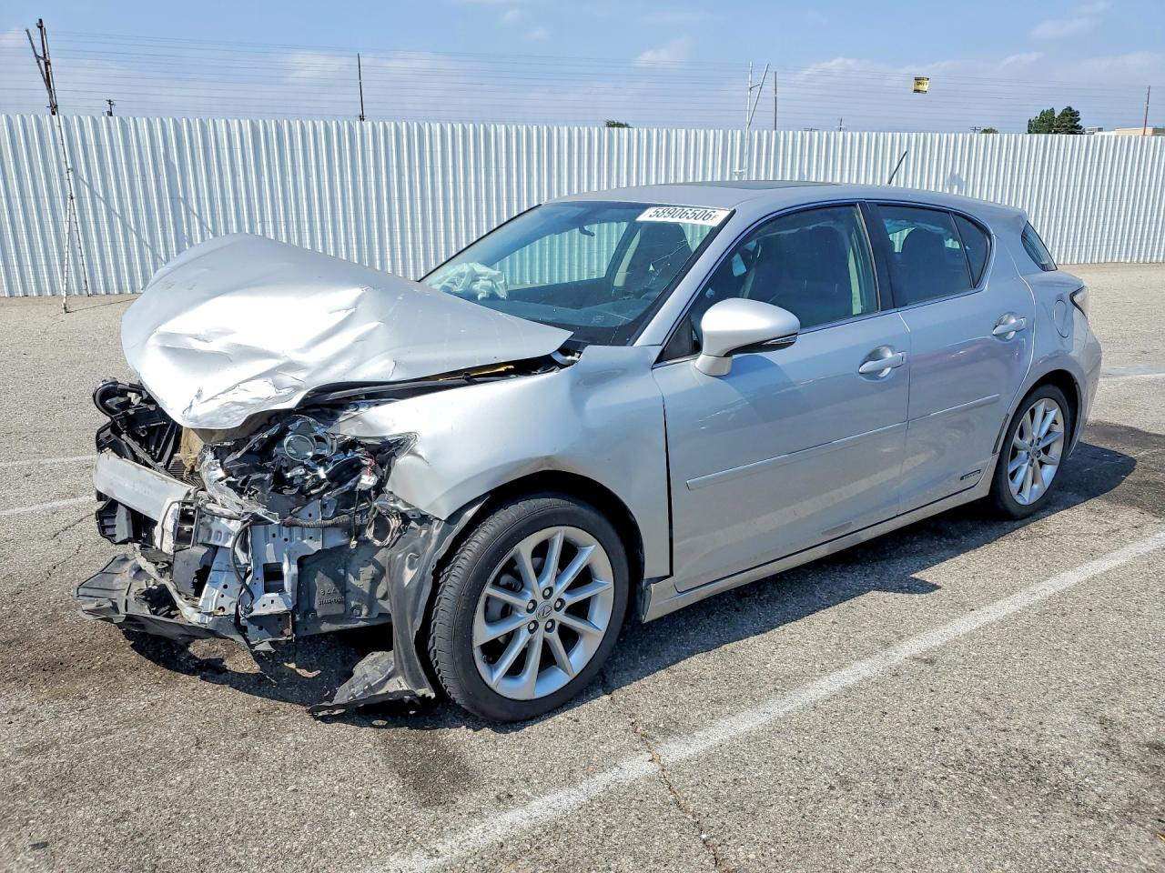 2011 Lexus CT 200h Premium, VIN JTHKD5BH6B2005304 — Перед