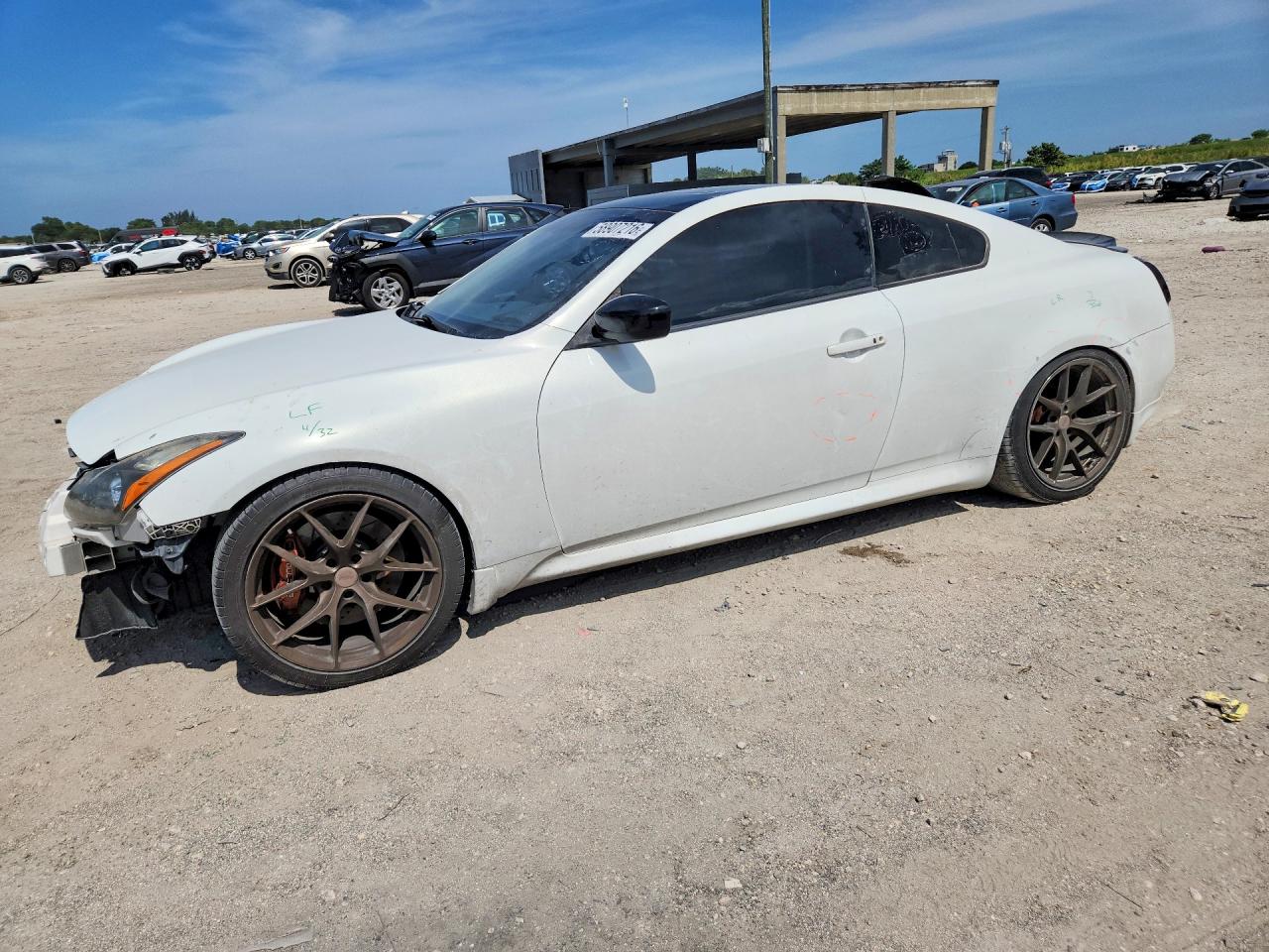 2014 Infiniti Q60, VIN JN1CV6EL4EM132444 — Front end