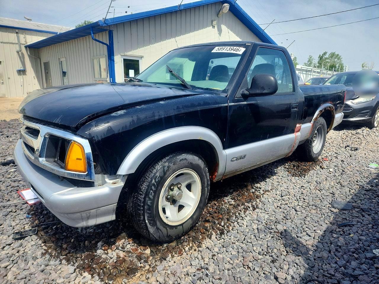 1997 Chevrolet S-10 LS, VIN 1GCCS1443V8201507 — Front end