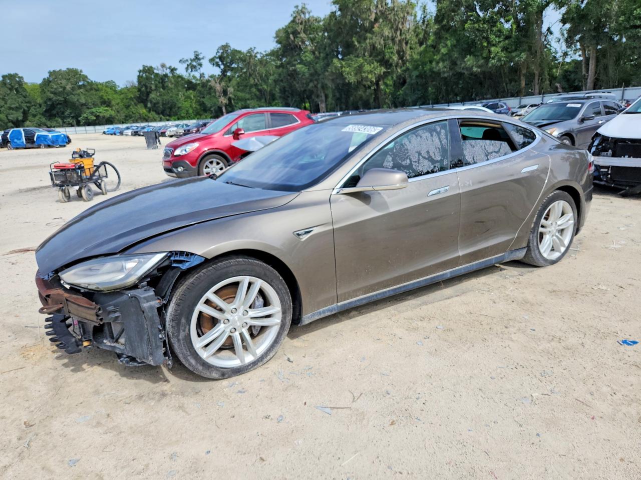 2015 Tesla Model S 85D, VIN 5YJSA1E23FF110220 — Перед
