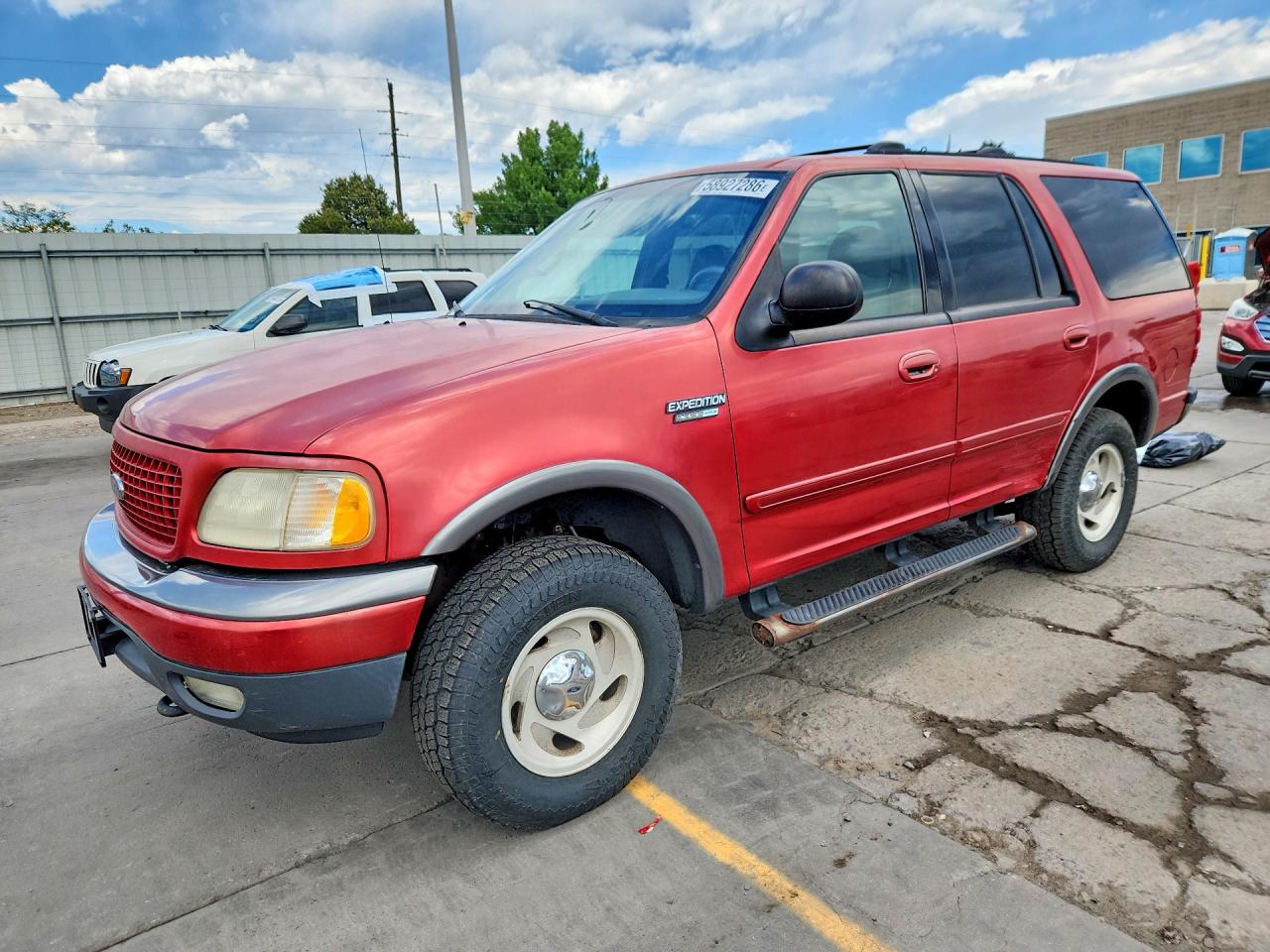 1999 Ford Expedition XLT, VIN 1FMPU18L7XLC48757 — Side