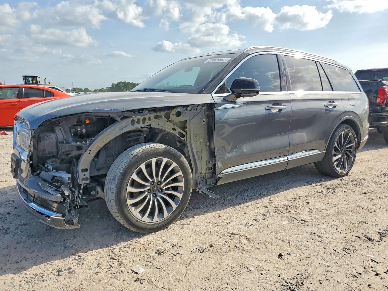2022 Lincoln Aviator Reserve, VIN 5LM5J7WCXNGL15893 — Front end